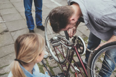 Man who helps repair a bicycle; copyright: nebenan.de