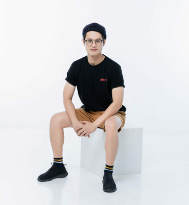 Sitzender Mann mit kurzer Hose, schwarzem T-Shirt und Brille - Xibang Lin; Copyright: iMin Technology 