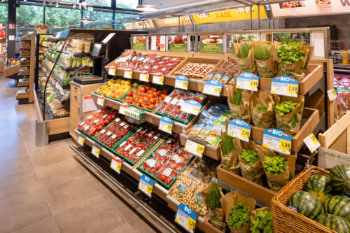 Ein Gemüseregal in einem Sparmarkt