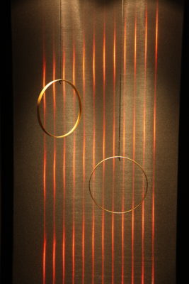 Bild: zwei Ringe hängen vor beleuchtetet Wand; Copyright: iXtenso
