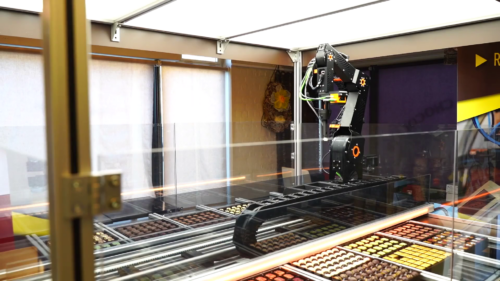 Der Roboterarm wartet in Ausgangsposition auf seinen Einsatz; Copyright: igus GmbH