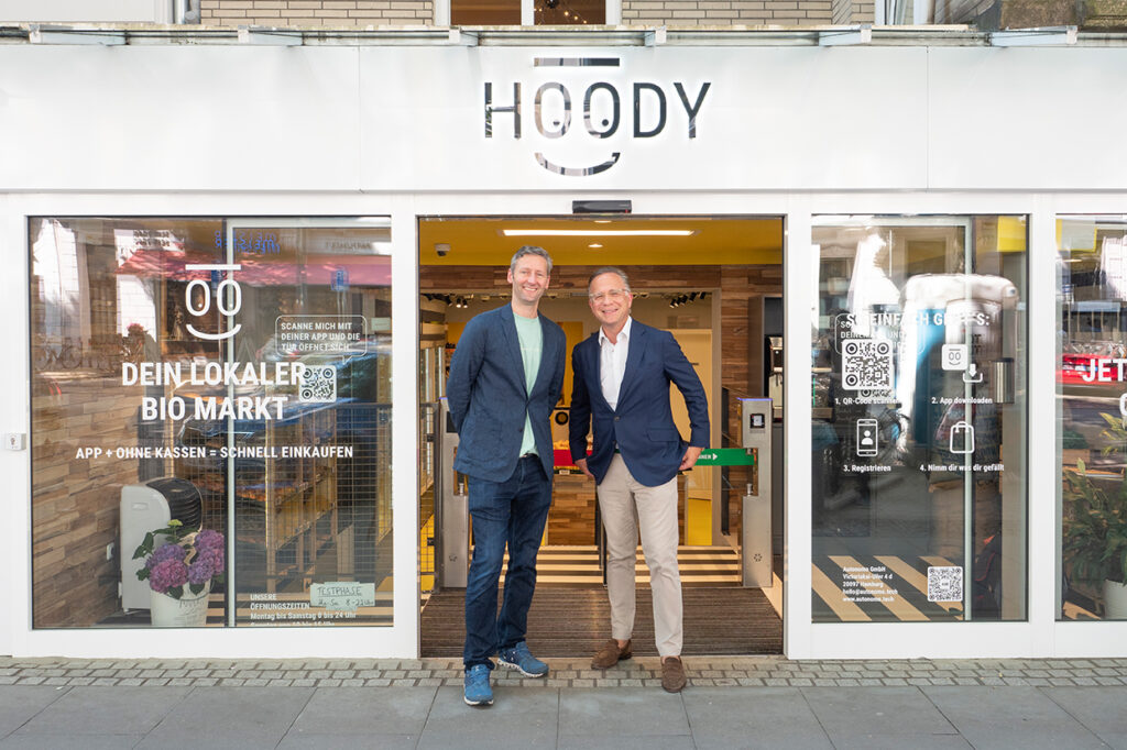 Two men standing in front of HOODY market; Copyright: Autonomo