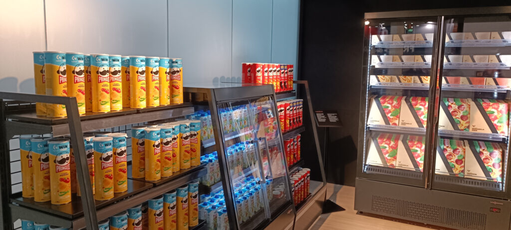 The filled shelves and refrigerated units in the Express Store; Copyright: Sven Reck/EuroShop.mag