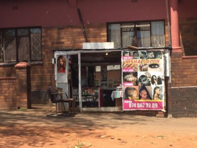 EuroShop.mag - Funny Retail: Waschen Schneiden Föhnen - Friseur in Johannesburg