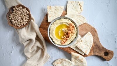 Bread with hummus photographed from above; copyright: pexels