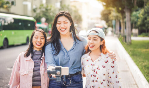 Drei asiatische, junge Frauen sind am Vloggen; Copyright: biasciolialessandro