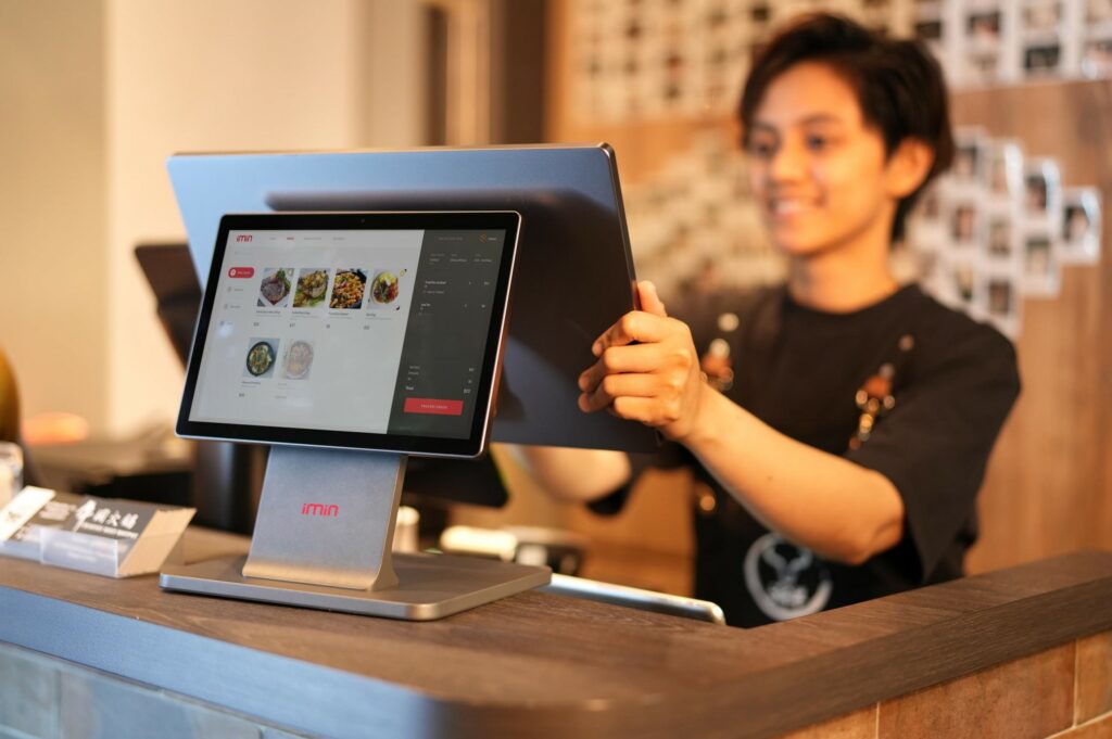iMin Desktop POS with man in the background; Copyright: iMin Technology