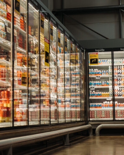 Refrigerated shelves in a supermarket; Copyright: Eduardo Soares/Unsplash