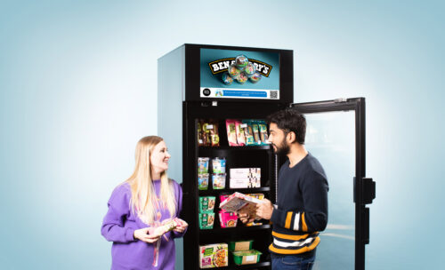 Two people standing in front of a freezer; Copyright: © Selfly Store
