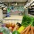 Ein mit Lebensmittel beladener Einkaufswagen in einem Supermarkt