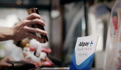 Eine Person nutzt die mobile Bezahl-Funktion von Alipay