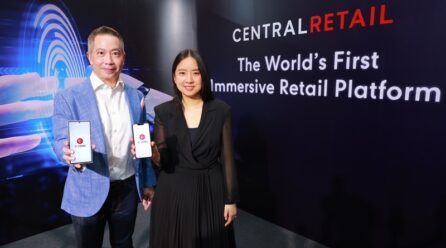 Two Persons posing with Smartphones; Copyright: Central Retail