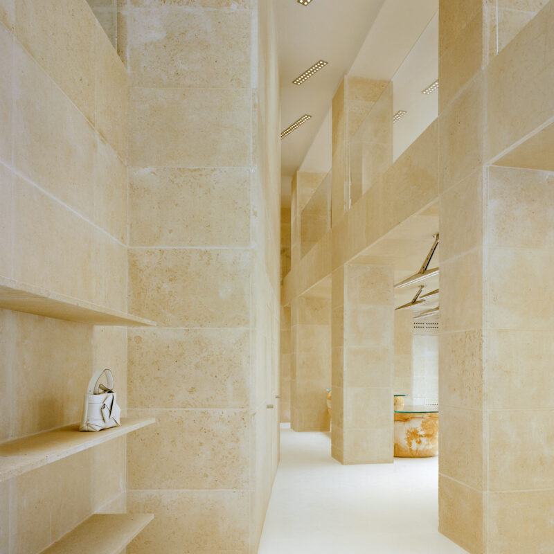 Goldbeige Kalkstein im inneren des Ladens; Copyright: Acne Studios