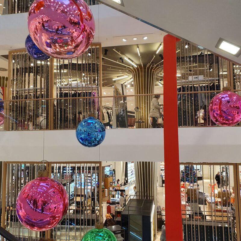 Christmas decoration in the store; Copyright: EuroShop/Pott