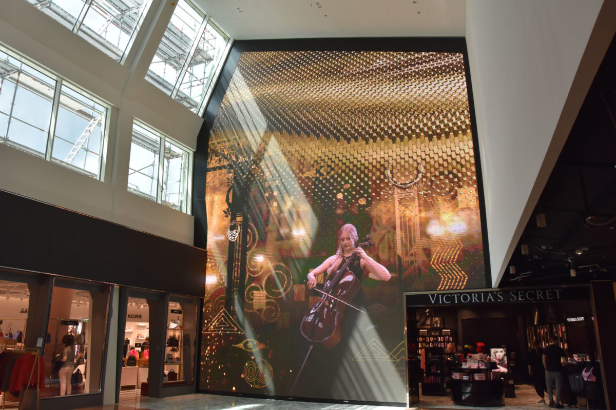 LED: optical illusion at the ‘The Fashion Gallery’ concept in Vienna International Airport