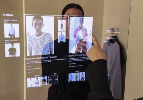 Request items through the smart mirror; Copyright: H&M Group