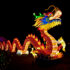 Ein chinesischer beleuchteter Drache mit langem Schwanz in der Dunkelheit