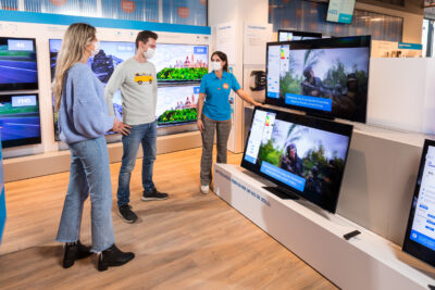 Kunden lassen sich in einem Geschäft vor Fernsehern beraten; copyright: Coolblue