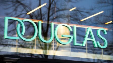 The DOUGLAS logo at a store; Copyright: DOUGLAS