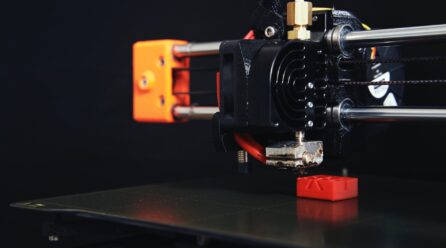 Ein 3D-Drucker,der etwas druckt; Copyright: Christian Englmeier / Unsplash