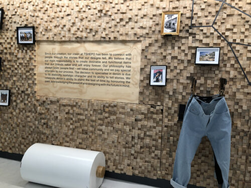 The principles of Tshepo are written on a wooden wall; Copyright: Messe Düsseldorf/Moebius