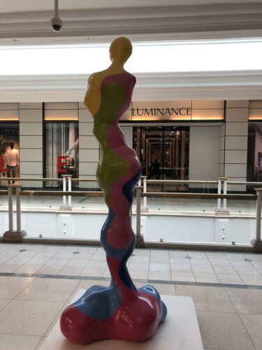 A colourful sculpture in Hyde Park Corner Mall; Copyright: Messe Düsseldorf/Moebius