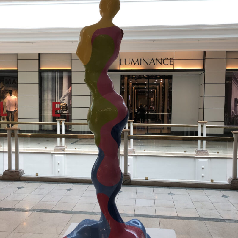 Eine bunte Skulptur in der Mall; Copyright: Messe Düsseldorf/Moebius