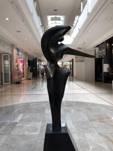 A black sculpture in the corridors of the mall; Copyright: Messe Düsseldorf/Moebius