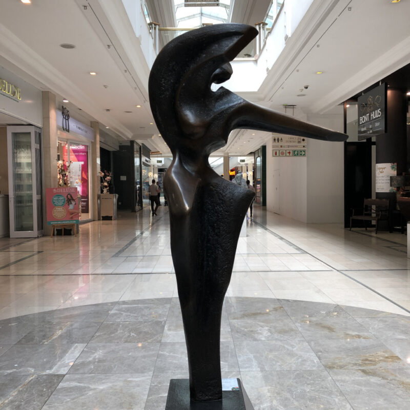 Eine schwarze Skulptur in den Gängen der Mall; Copyright: Messe Düsseldorf/Moebius