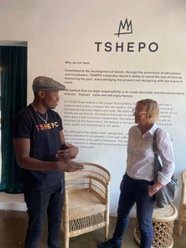 Tshepo in conversation with Elke Moebius; Copyright: Messe Düsseldorf/Moebius