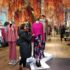 Tanja Karl beim shoppen in der Modeabteilung von Anthropologie zwischen Ethno udn Flowerpower