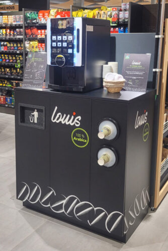 Eine automatische Kaffeemaschine, auf der "louis" geschrieben steht