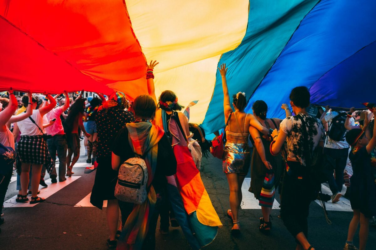 Stolz, bunt, divers: Pride Month im Retail