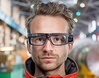 Man with smart glasses; copyright: Quad GmbH