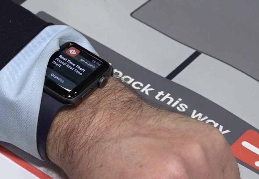 Eine Smartwatch an einem Handgelenk mit der Aufschrift "Found Real Time Theft"