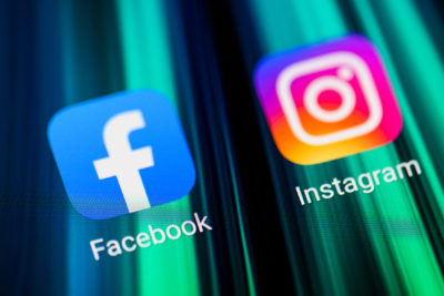 Makrofotografie von Social-Media-App-Ikonen von Facebook und Instagram auf mobilem Bildschirm. PantherMedia / Dmyrto_Z