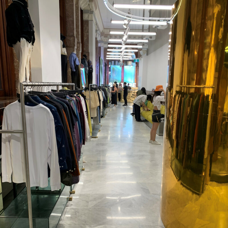 A clothing store, on the right a golden shiny wall
