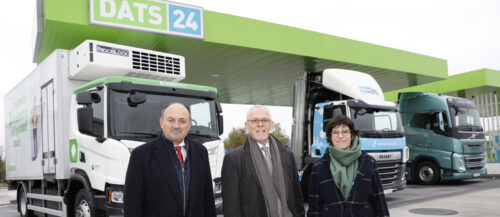 Three persons in front of a eclectric truck from Colruyt Group; Copyright: Colruyt Group