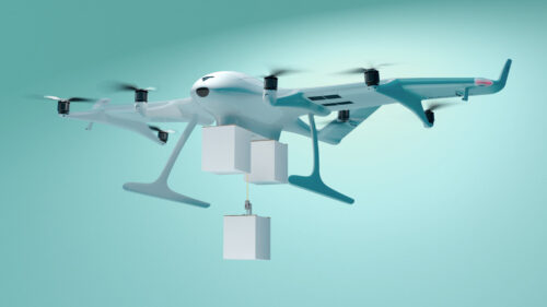 Eine Drohne, die drei Päckchen befördert, und eines davon an einer Seilwinde herablässt