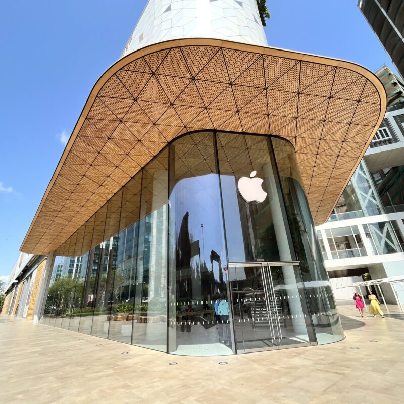 Ein modernes Gebäude mit Apple-Logo von außen