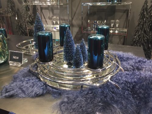 Moderner Adventskranz aus Metall mit dunkelblauen Kerzen