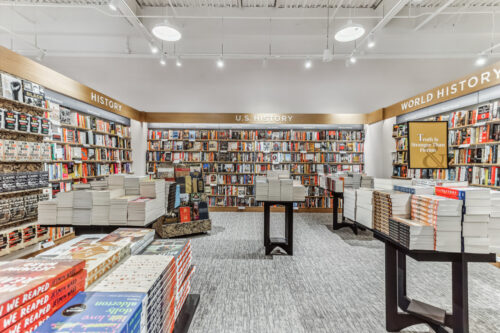 eine Filiale des Buchhändlers Barnes & Noble mit Bücherregalen und Buchtischen
