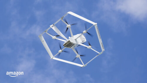 Weiße, sechseckige Prime Air Drohne in der Luft; Copyright: Amazon