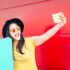 Glückliche chinesische Frau macht ein Selfie; Copyright: biasciolialessandro