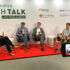Drei Speaker und ein Moderator sitzen bei einer Live-Diskussion zusammen; copyright: beta-web