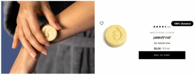 Werbeangebot für eine Body Lotion, Frau hält ein rundes Stück in der Hand