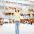 Glückliches Mädchen reißt in einer Mall die Arme hoch; copyright: panthermedia.net / Lev Dolgachov