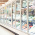 Unscharfes Foto von Lebensmitteln im Supermarkt oder Einkaufszentrum im Kühlregal