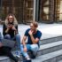 Drei Personen, die auf der Treppe sitzen und miteinander reden; Copyright: Pexels / Buro Millennial