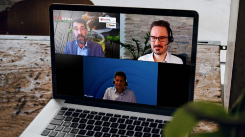 Drei Männer bei einem Webtalk auf einem Laptop-Bildschirm